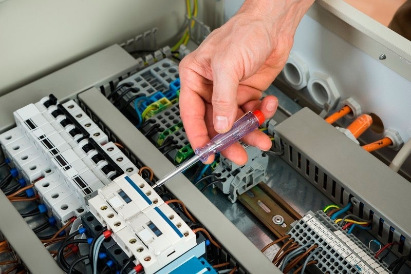 كهربائي محترف في حي عليشة الرياض 0558623942