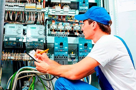 كهربائي موثوق في حي العريجاء الرياض 0558623942